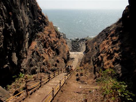 The Pradakshina Marg around Harihareshwar Temple – Places near Pune and ...