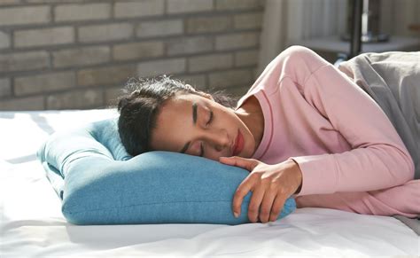 This Cooling Pillow Stays at a Low Temperature for 8 Hours