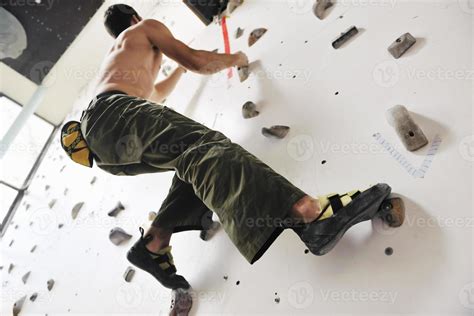 Man rock climbing 11290417 Stock Photo at Vecteezy