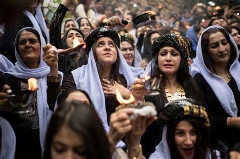 Yazidis acendem velas do lado de fora do templo Lalish, próximo a Dahuk ...