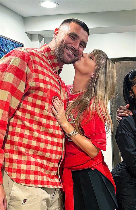 Unexpected PDA: Taylor Swift Surprises Travis Kelce with a Cheeky Kiss at Chiefs Celebration