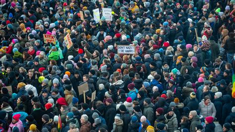 Hamburg - Zehntausende Menschen bei Demo gegen rechts - Kundgebung aus Sicherheitsgründen ...