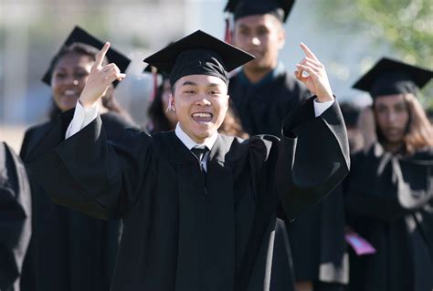 Los Amigos High School Graduation 2017 – Orange County Register