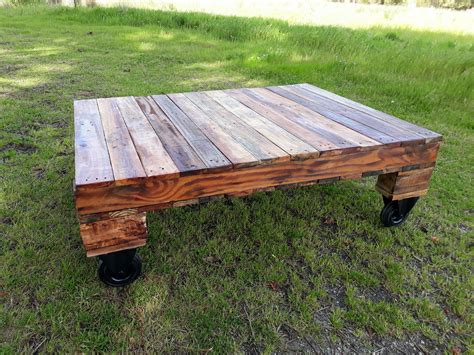 pallet wood coffee table | Pallet wood coffee table, Recycled furniture design, Coffee table wood