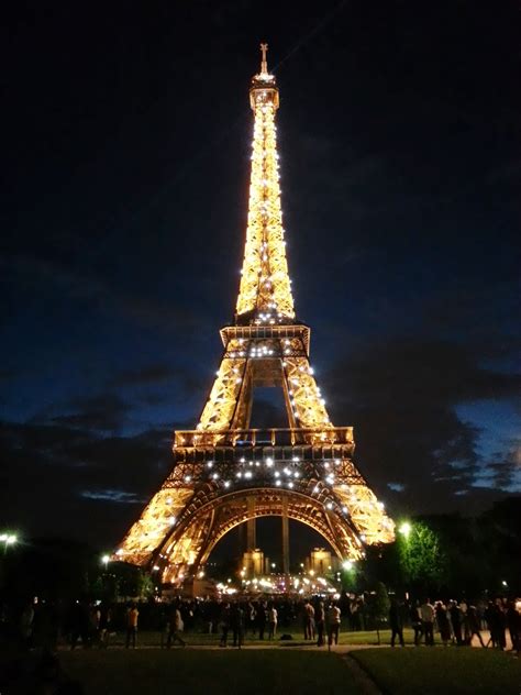 Eiffel Tower wallpapers at Night | PixelsTalk.Net