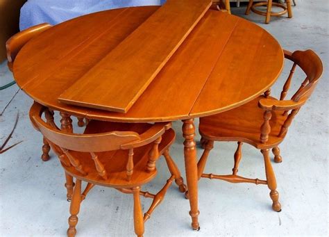 A Beautiful 5 piece set of a 1950's Ethan Allen Baumritter Dining Table 4 Windsor Chairs. Made ...