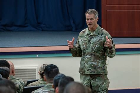 DVIDS - Images - USSOCOM Commander Visits Hurlburt Field [Image 11 of 18]