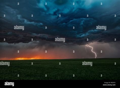 Ground to cloud lightning hi-res stock photography and images - Alamy