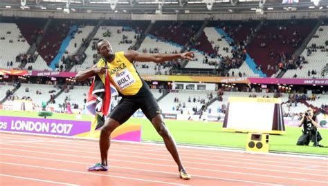 Usain Bolt Ties NFL Record In 40 Yard Dash At Super Bowl In Sweat Pants and Vans | Power 107.5