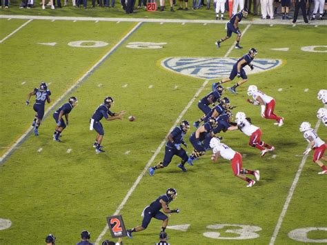 How to do UCLA Bruins Football at the Rose Bowl Stadium like a local ...