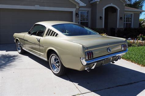 1965 FORD MUSTANG 2+2 FASTBACK - Rear 3/4 - 230081