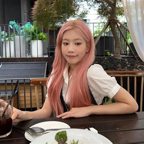 kim lip loona aesthetic lq hq icons pfp kpop gg cute pink hair in 2022 | Hair icon, Pink hair ...