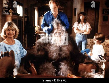 HARRY AND THE HENDERSONS, John Lithgow, Melinda Dillon, Margaret ...