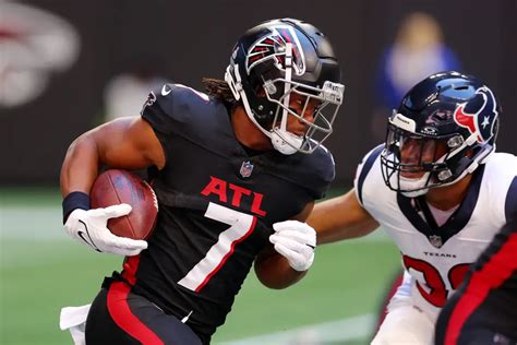 WATCH: Bijan's One-Handed, Behind-Back TD Gives Atlanta Falcons Lead vs ...