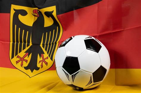 Soccer ball with Germany flag in background - Bilder und Fotos (Creative Commons 2.0)