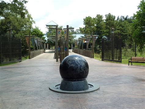 Baton Rouge Zoo - Entrance Plaza - ZooChat