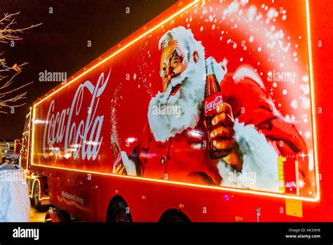 Coca cola christmas truck hi-res stock photography and images - Alamy