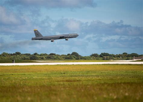 B-52 bomber crews complete live-fire training with Army in Hawaii > Air Force > Article Display