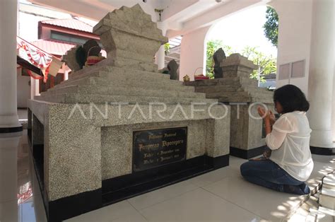 ZIARAH MAKAM PAHLAWAN PANGERAN DIPONEGORO | ANTARA Foto