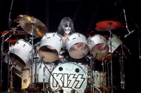 Drummer Peter Criss of the rock and roll band 'Kiss' performs onstage... | Peter criss, Rock and ...