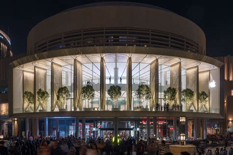 Foster + Partners completes Dubai Apple Store with carbon-fibre “solar ...