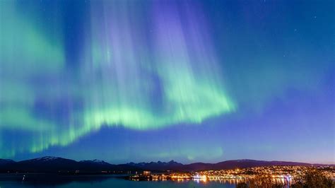 Aurora borealis time lapse over Tromsø - YouTube