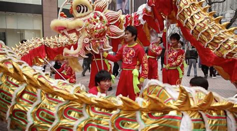 The Chinese Dragon Dance for Shanghai's Spring Festival | The Kid ...