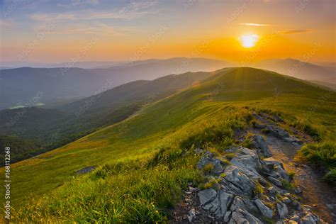 Piękny zachód słońca w górach, obrazy, fototapety, plakaty - BajeczneObrazy.pl