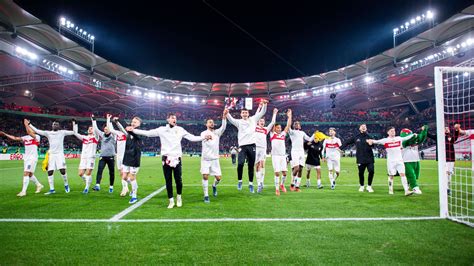 VfB Stuttgart: Fans feiern Mannschaft -"Guten Morgen Viertelfinalist"