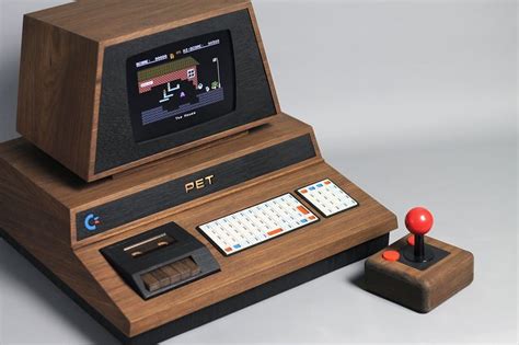 PET De Lux: un Commodore PET 2001 completo di emulatore C64 e NES ...