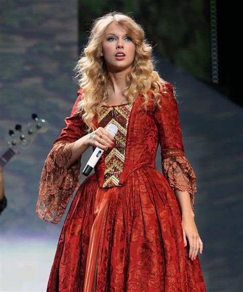 Taylor Swift Fearless Tour Love Story / Taylor Swift Polls On Twitter Which Fearless Tour Dress ...