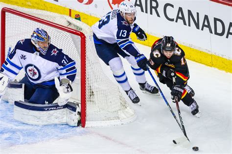 RECAP: Winnipeg Jets beat Flames for 3rd straight win, back in tie for North lead