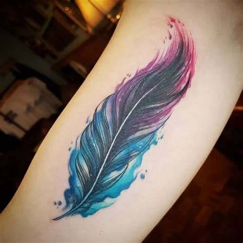 127 Buenas Ideas para un Tatuaje de Pluma