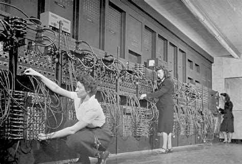 En 1946, se presenta en público el ENIAC (Electronic Numerical Integrator And Computer ...