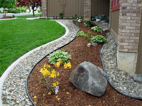 20+ Amazing Front Yard Mulch Ideas - SWEETYHOMEE