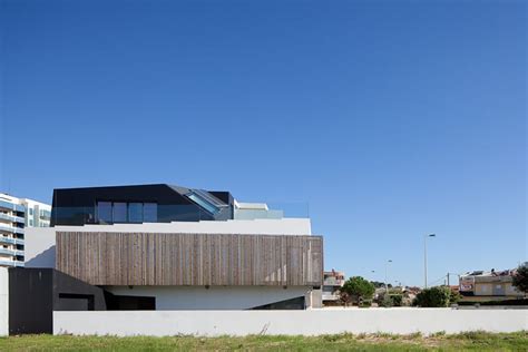 House uses Operable Wood Louvers for Temperature Control | Modern House ...