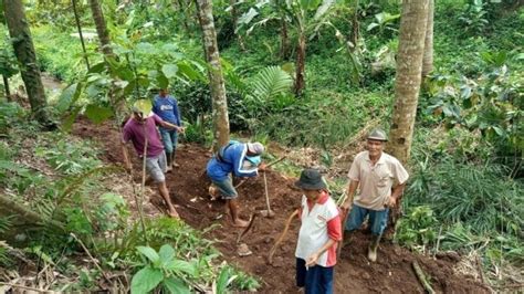 Mutual Cooperation/Gotong Royong and Togetherness in Building Roads.... | Download Scientific ...