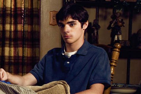 Breaking Bad’s Walt Jr actor RJ Mitte looks unrecognisable 9 years on ...