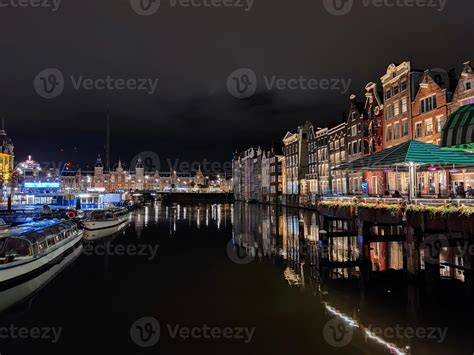 amsterdam canal at night view 11966331 Stock Photo at Vecteezy