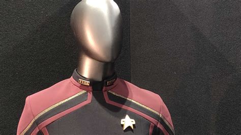 Star Trek Picard: Close Look at New Starfleet Admiral Uniform