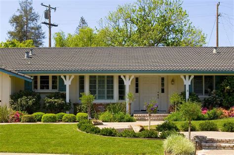 Ask Jennifer Adams: Updating a '70s ranch house | Ranch house remodel, Ranch house exterior ...