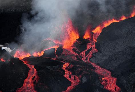 EN IMAGES. A La Réunion, l'impressionnante éruption du piton de la Fournaise