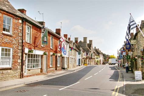 Lechlade-on-Thames - Accommodation, things to do, shopping and more