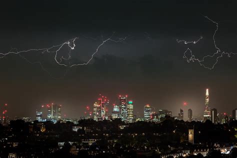 UK weather forecast: Spectacular lightning storm strikes London ...