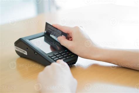 Using a credit card reader 8059421 Stock Photo at Vecteezy