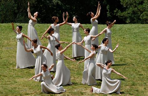 «Στα Τρία, Athina» Women's Ritual Dancing in the Heart of Post-Crisis ...