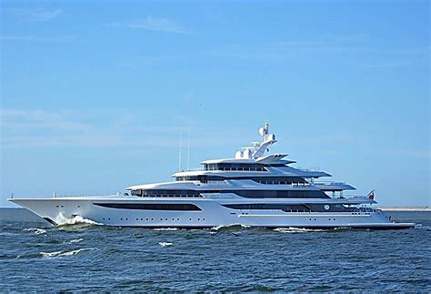 Ex-the head of AP, Putin's godfather Medvedchuk bought the newest yacht in the world for 200 ...