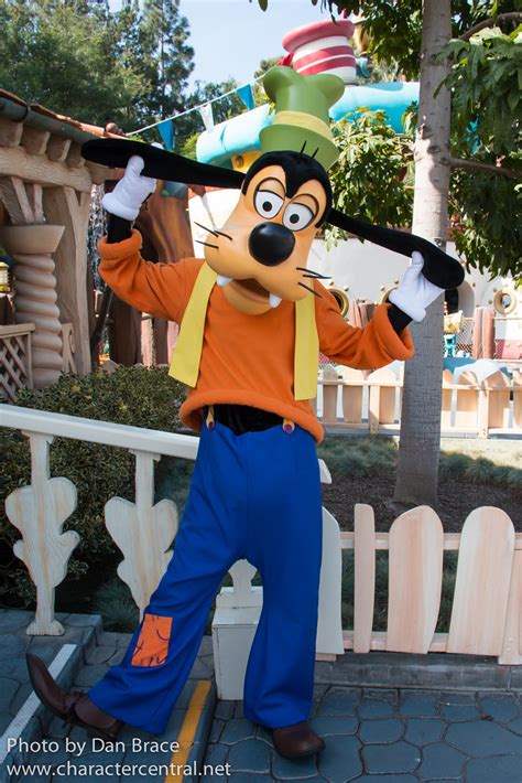 Goofy at Disney Character Central