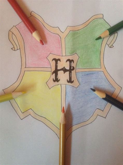 Simple and easy to draw Hogwarts emblem Harry Potter Drawings Easy, Harry Potter Sketch, Cute ...