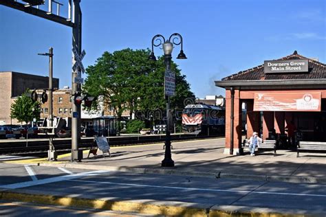 Metra Commuter Train at the Train Station Editorial Stock Image - Image ...